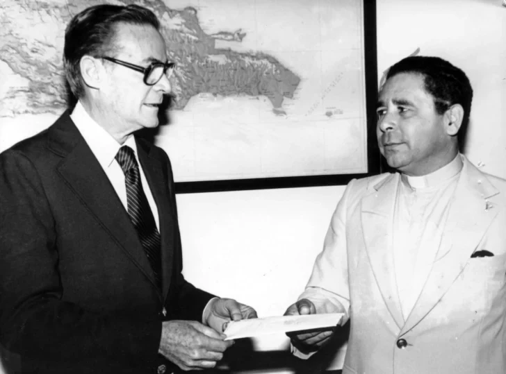 Mi abuelo y monseñor Agripino Núñez Collado tuvieron una disputa sobre quién sería el primer presidente de EDUCA. Su salida salomónica fue que Agripino pasara a ser el primer presidente honorífico. EDUCA estaba compuesta por empresarios, pero por empresarios que veían más allá de su rol sectorial: se veían como ciudadanos, como sociedad civil.
