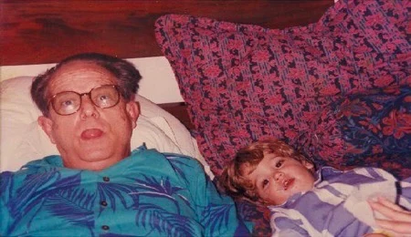 Yo y mi abuelo, circa 1992/3 — justo cuando salió la campaña «Educar es enseñar a vivir mejor».